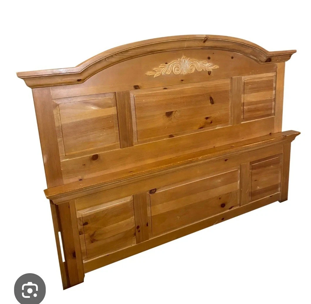 Broyhill Pine Bedroom Set product image