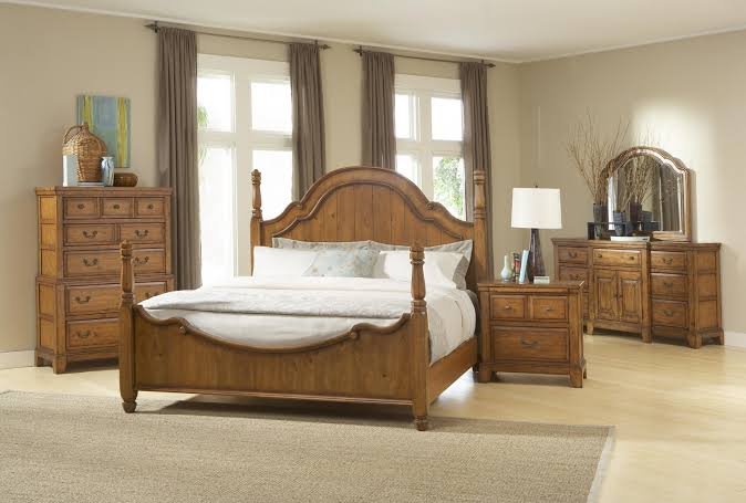 Broyhill Pine Bedroom Set product image